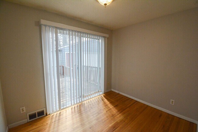 Building Photo - Charming SW Rochester home with fenced yard!