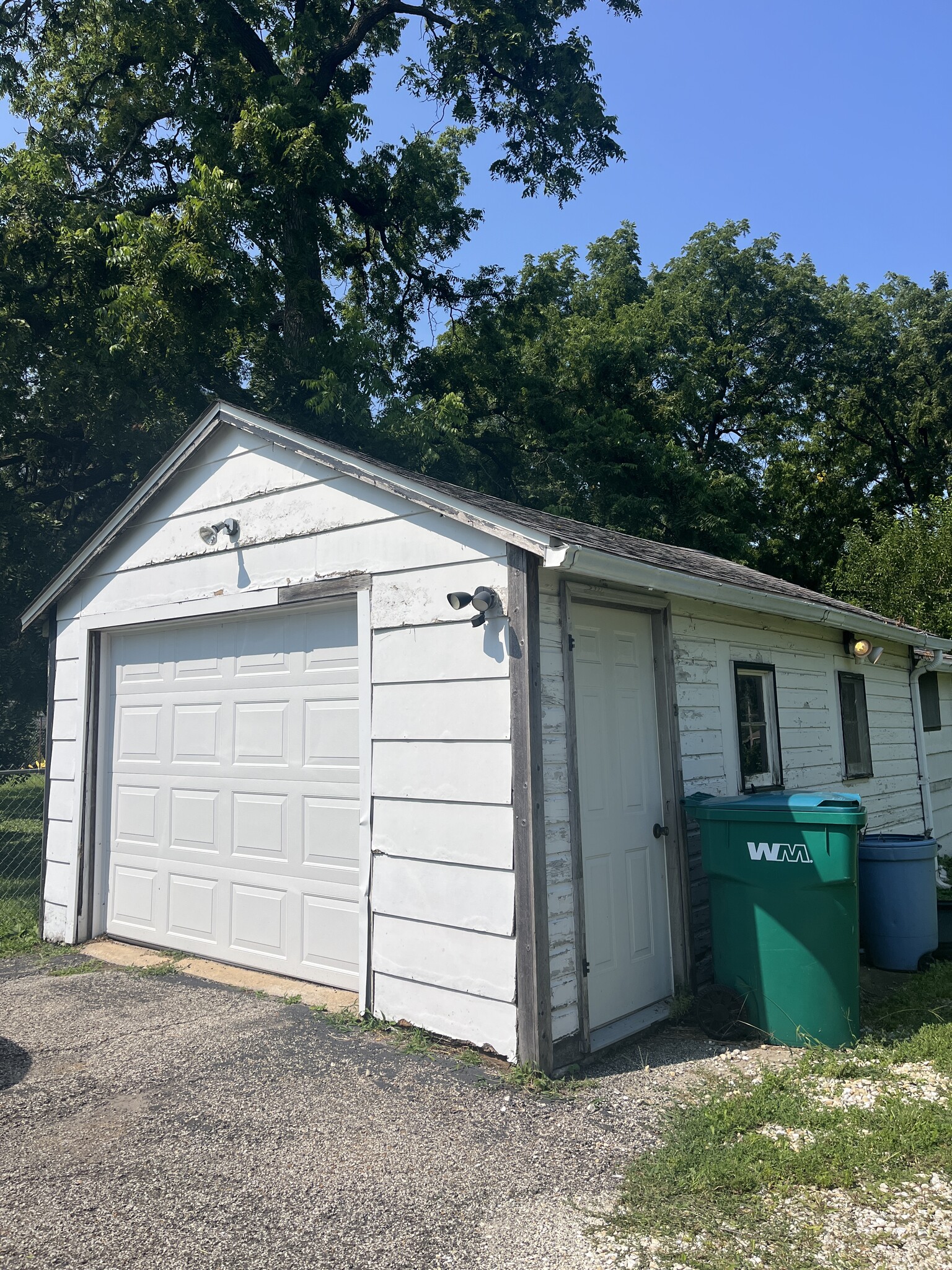 Single car garage - 590 S Henderson St