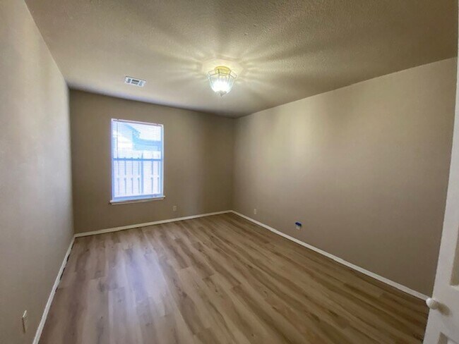 Building Photo - AVAILABLE NOW!! Corner lot 3-Bed, 2-Bath, ...