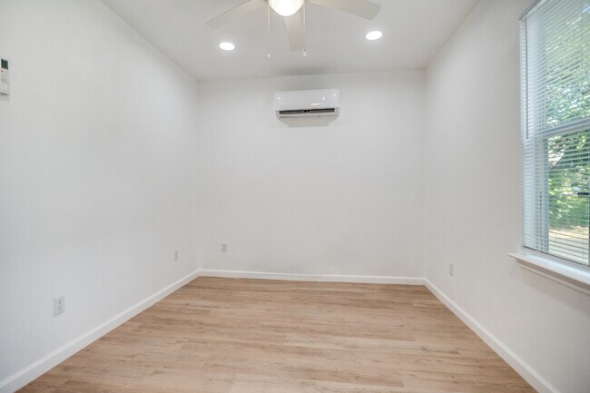 Building Photo - 905 W Abram St