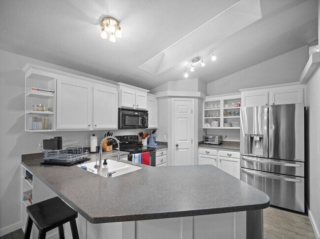 Building Photo - Bright & Comfortable 3 Bedroom Home (Furnished)