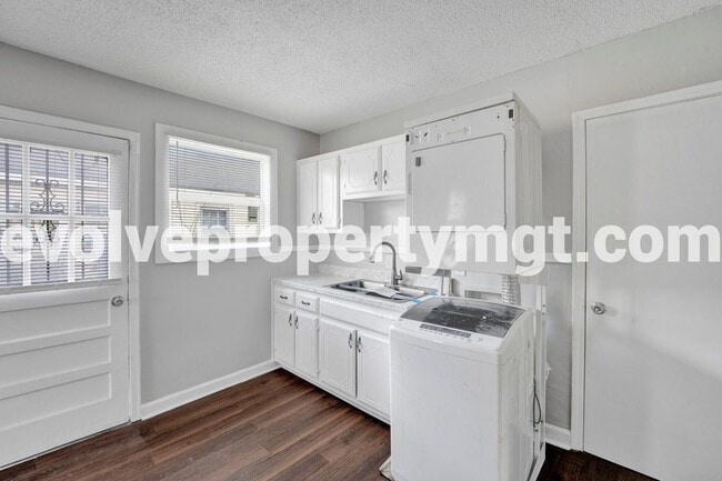 Building Photo - 100% OFF FIRST MONTH'S RENT  MOVE IN SPECI...