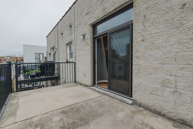 Building Photo - 1527 N Hudson Ave