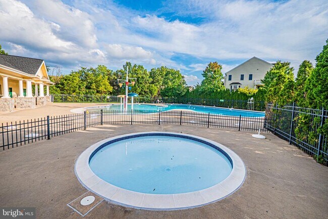 Building Photo - 22619 Upperville Heights Square