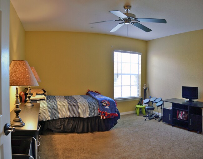Building Photo - Luxury 2 bedroom 2 bathroom condo with lak...