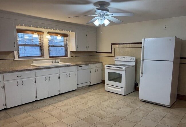 Building Photo - 60 Notre Dame St