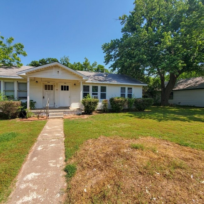 Building Photo - 2 Bedroom 1 bath Duplex