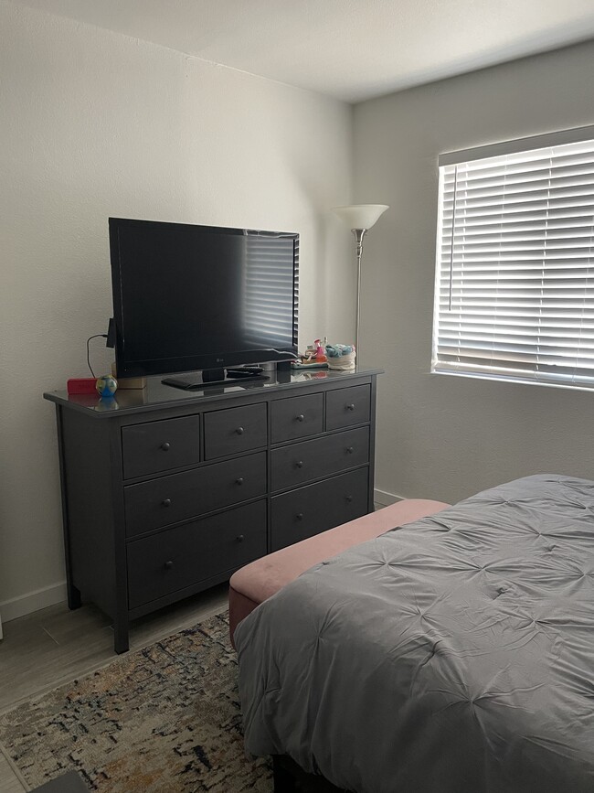 Master Bedroom - 2921 E Mobile Ln