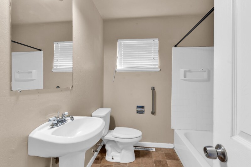 Building Photo - 2200 Fowler St