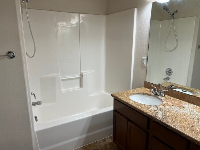 Building Photo - 5 BEDROOM, 4 BATHROOM TOWNHOUSE WITH 2 CAR...