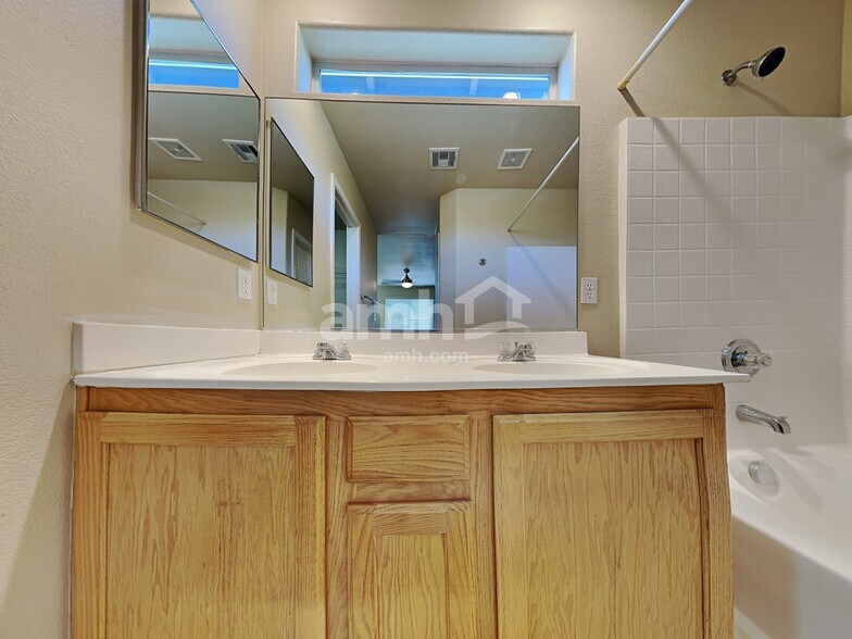 Building Photo - 10427 Sweet Juliet St