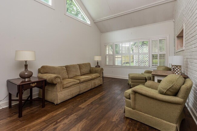 Building Photo - 537 Eastbourne Pl