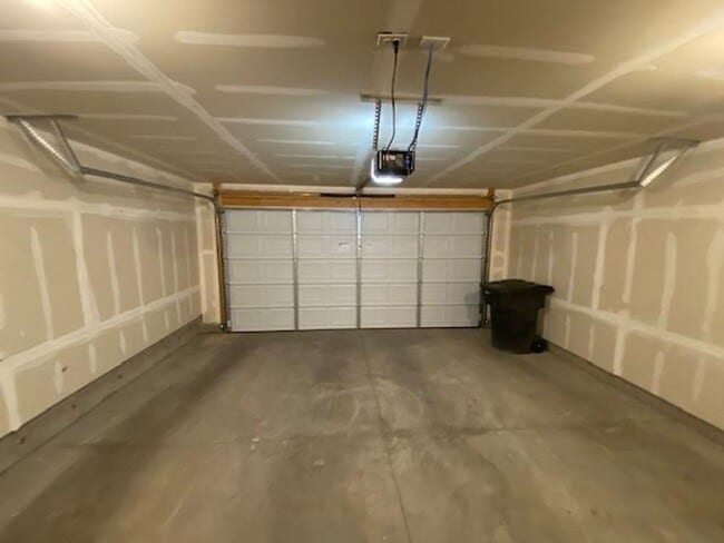 Building Photo - Coming Soon! 3 Bedroom 2 bath with Garage-...