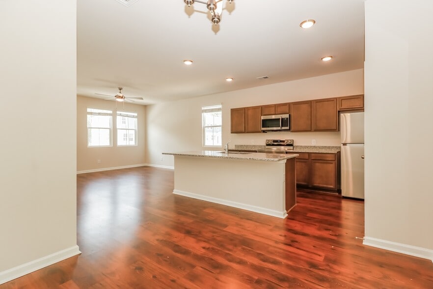 Building Photo - 121 Morning Line Dr