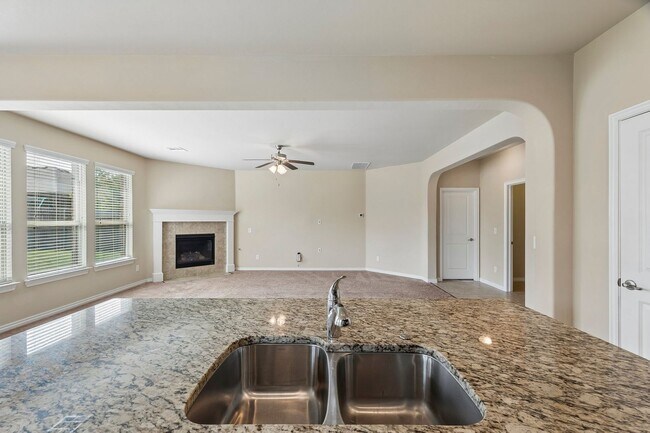 Building Photo - 3 bedroom 2 bath near Paycom!