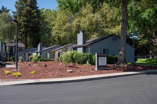 Building Photo - Pheasant Pointe