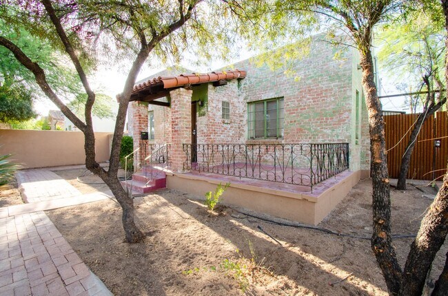 Building Photo - Iconic Sam Hughes Bungalow! Steps away from University of Arizona Main Campus!