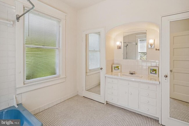 Building Photo - 8901 Montgomery Ave