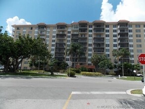 Building Photo - 4174 Inverrary Dr