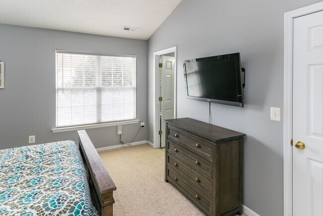 Building Photo - Spacious, well-kept 3 bedroom N Raleigh townhome with fenced back area!