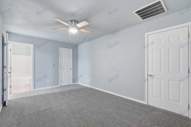 Building Photo - 702 N Walnut St