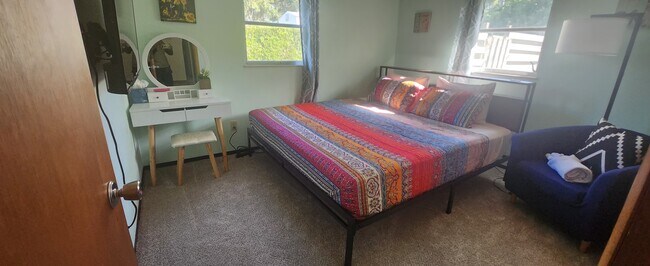 KING SIZE BED and plenty of natural sunlight to start your day. - 5914 Wilson Dr