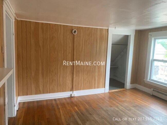 Building Photo - 198 Center St