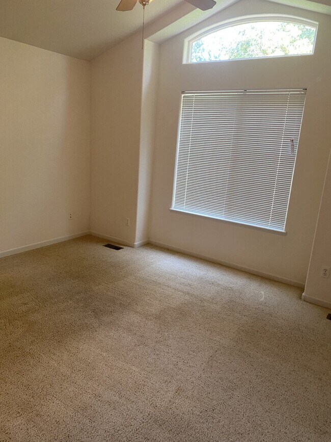 Building Photo - AVAILABLE SEPTEMBER! Charming Townhome in ...