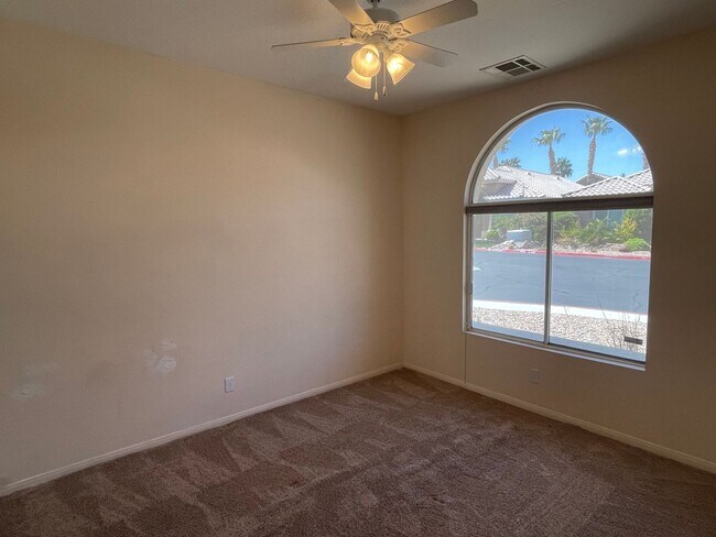 Building Photo - Charming 3-Bedroom Home Backing to Greenway with Golf Course Access