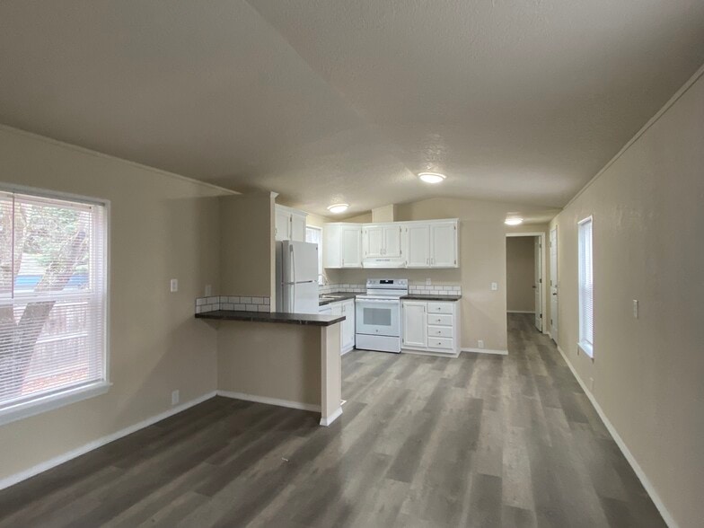 Building Photo - 2099 W Plymouth Cir