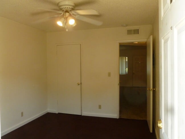 Building Photo - 2 bedroom 1 bathroom unit