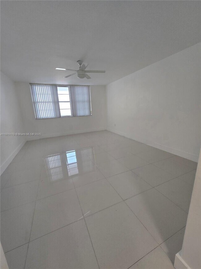 Building Photo - 5825 Collins Ave