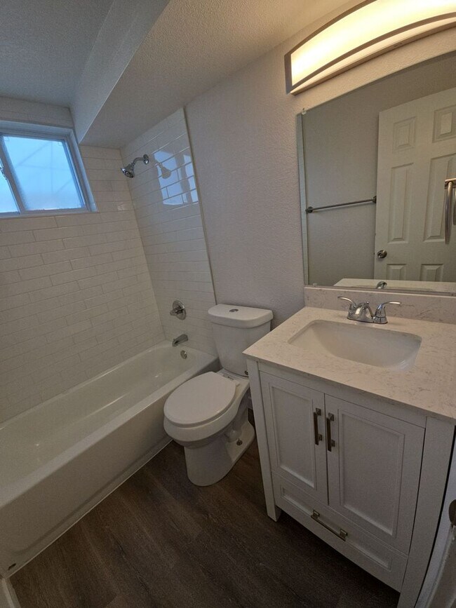 Building Photo - 2 Bed Garden Level Unit Available in Lakewood