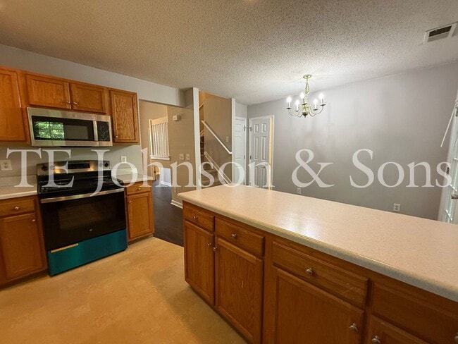 Building Photo - Beautiful 3BR Home with Vaulted Ceilings, Community Pool & Main Level Primary Suite