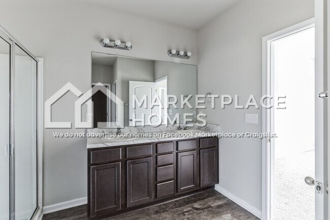 Building Photo - 15995 Glenncrest Ln