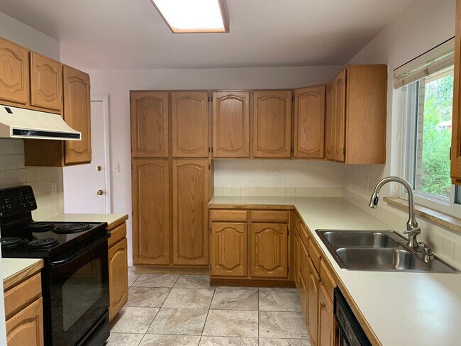 Building Photo - 4BD/2BA Table Mesa Home - Close to everything
