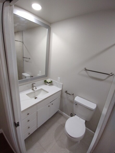 Master Bath - 909 Galopago St