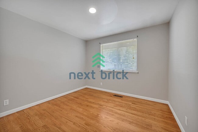 Building Photo - Prime Bellevue Home in a Highly Desirable Neighborhood