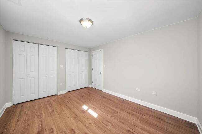 Building Photo - Charming 2BR Garden Unit in Bronzeville