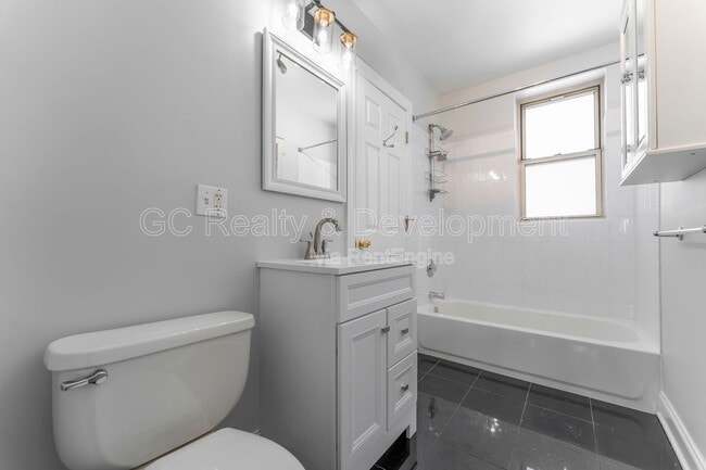 Building Photo - 816 W Sunnyside Ave