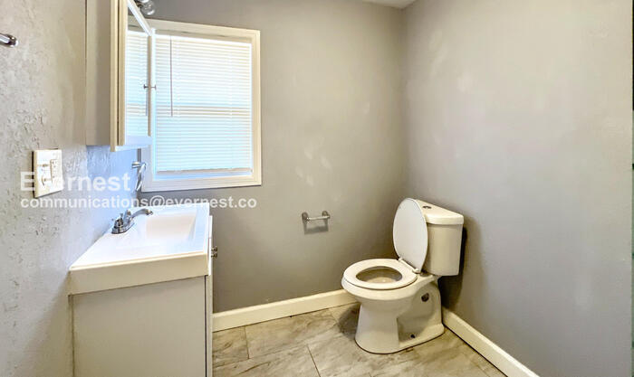 Building Photo - 1402 E 65th St