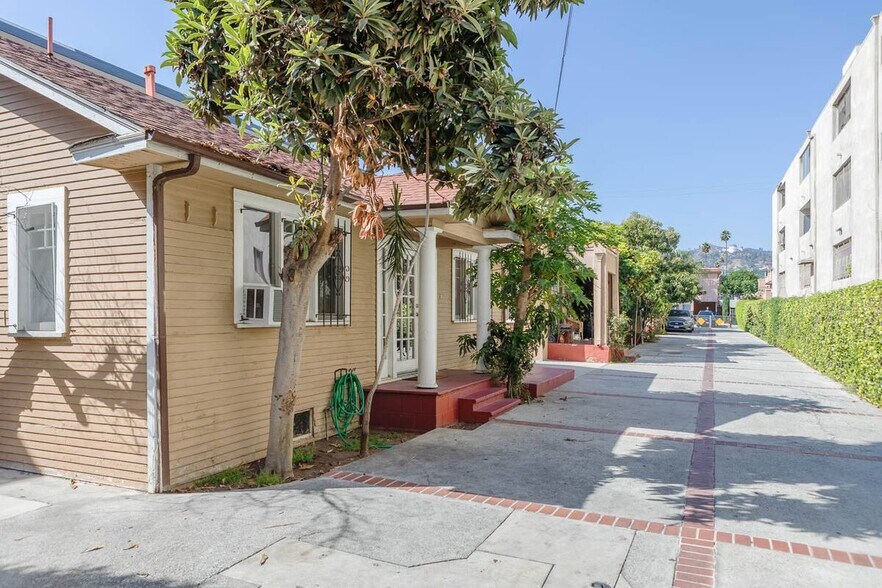 Building Photo - 5124 3/4 De Longpre Ave
