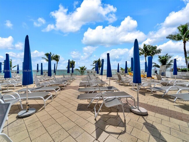 Building Photo - 2030 S Ocean Dr