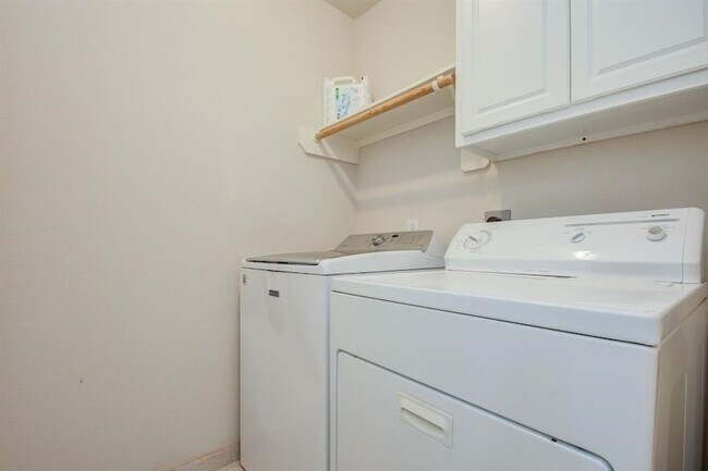 Building Photo - 7511 S Linpar Ct