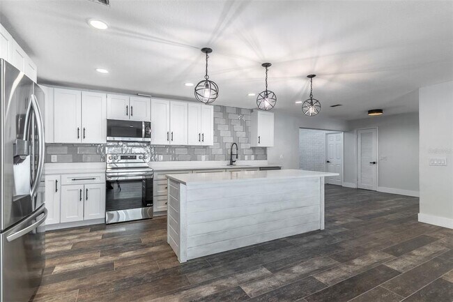 Building Photo - 16880 SE 63rd Ln