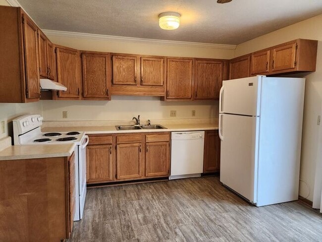 Building Photo - 3 Bedroom Duplex in East Glenn