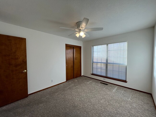 Building Photo - Nice 3 Bedroom 2 Bathroom Home Located In ...