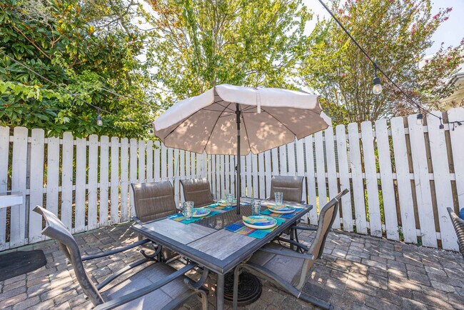 Building Photo - 4496 Luke Ave