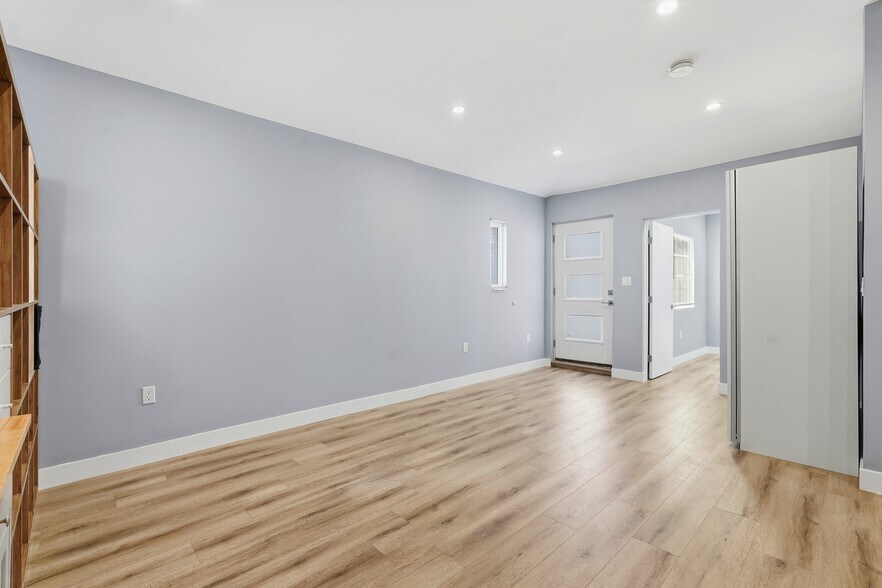 Building Photo - 5862 Beck Ave