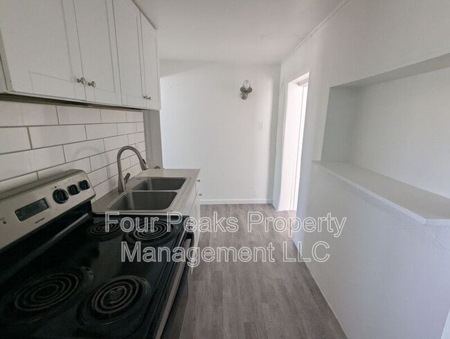 Building Photo - 102 E Hatcher Rd